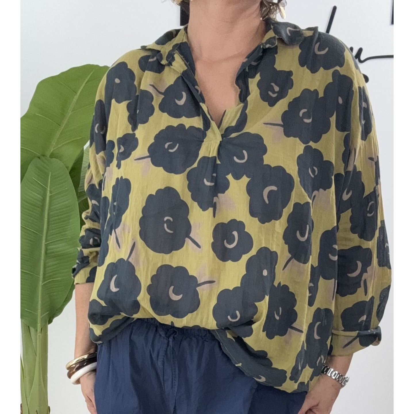 Blouse voile de coton imprimée. Voile de coton léger et respirant. Composition : 100 % coton
Coupe ample et fluide